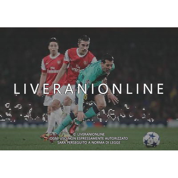  16.02.2011 - LONDON - UEFA CHAMPIONS LEAGUE MATCH - LEG 1 - ARSENAL V BARCELONA - EMIRATES STADIUM - ARSENAL - LONDON NELLA FOTO Arsenal\'s Robin Van Persie foul Barcelona\'s Sergio Busquets FOT. PIOTR KUCZA/NEWSPIX.PLK/ AG ALDO LIVERANI ONLY ITALY 