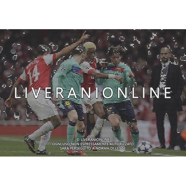Barcelona\'s Maxwell (right) fights for the ball with ArsenalŠs Alex Jong during the UEFA Champions League first round of 16 match between Arsenal and Barcelona FC in the Emirates Stadium, north London, Britain, 16 February 2011. AG. ALDO LIVERANI SAS ITALY ONLY