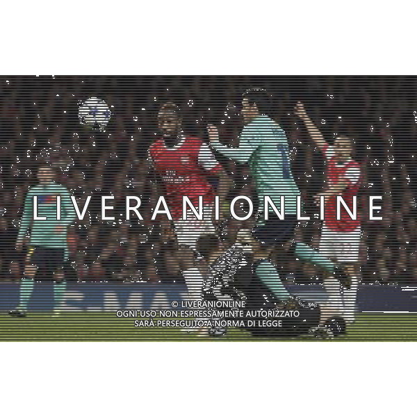 Barcelona\'s Pedro (right) jumps over ArsenalŠs goalkeeper Szczesny during the UEFA Champions League first round of 16 match between Arsenal and Barcelona FC in the Emirates Stadium, north London, Britain, 16 February 2011. AG. ALDO LIVERANI SAS ITALY ONLY