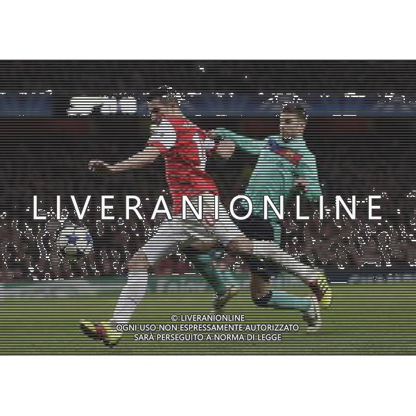 Arsenal\'s Robin van Persie shoots and scores against Barcelona during the UEFA Champions League first round of 16 match between Arsenal and Barcelona FC in the Emirates Stadium, north London, Britain, 16 February 2011. AG. ALDO LIVERANI SAS ITALY ONLY
