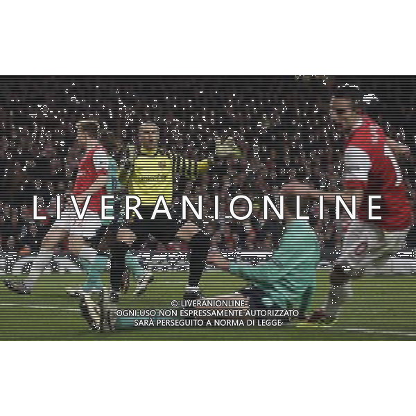 Barcelona\'s goalkeeper Victor Valdes reacts after receiving the first goal by Arsenaläs Robin van Persie (right) during the UEFA Champions League first round of 16 match between Arsenal and Barcelona FC in the Emirates Stadium, north London, Britain, 16 February 2011. AG. ALDO LIVERANI SAS ITALY ONLY