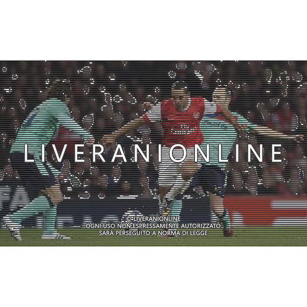 Arsenal\'s Theo Walcott leads the ball between two Barcelona players during the UEFA Champions League first round of 16 match between Arsenal and Barcelona FC in the Emirates Stadium, north London, Britain, 16 February 2011. AG. ALDO LIVERANI SAS ITALY ONLY