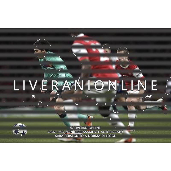 Barcelona\'s Lionel Messi (left) leads the ball between two Arsenal players during the UEFA Champions League first round of 16 match between Arsenal and Barcelona FC in the Emirates Stadium, north London, Britain, 16 February 2011. AG. ALDO LIVERANI SAS ITALY ONLY