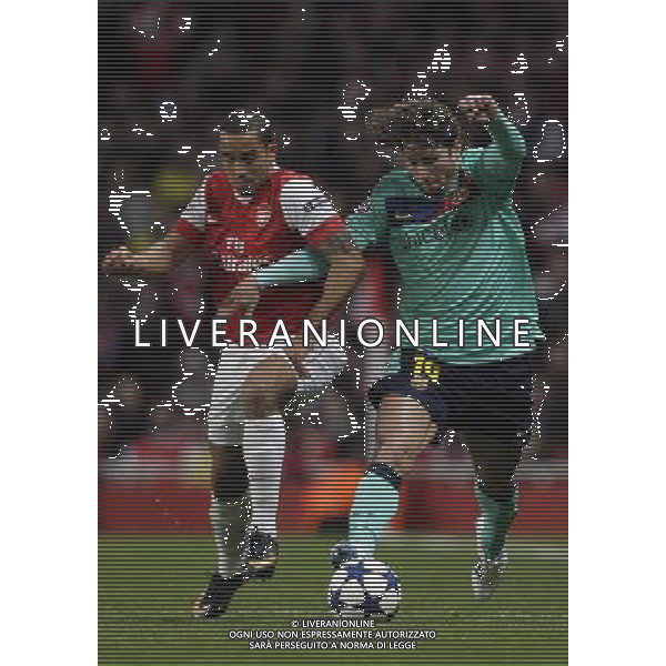 Barcelona\'s Maxwell (right) and ArsenalŠs Theo Walcott fight for the ball during the UEFA Champions League first round of 16 match between Arsenal and Barcelona FC in the Emirates Stadium, north London, Britain, 16 February 2011. AG. ALDO LIVERANI SAS ITALY ONLY