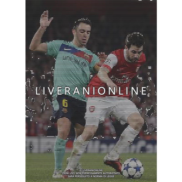 ArsenalŠs Cesc Fabregas controls the ball in front of BarcelonaŠs Xavi during the UEFA Champions League first round of 16 match between Arsenal and Barcelona FC in the Emirates Stadium, north London, Britain, 16 February 2011. AG. ALDO LIVERANI SAS ITALY ONLY