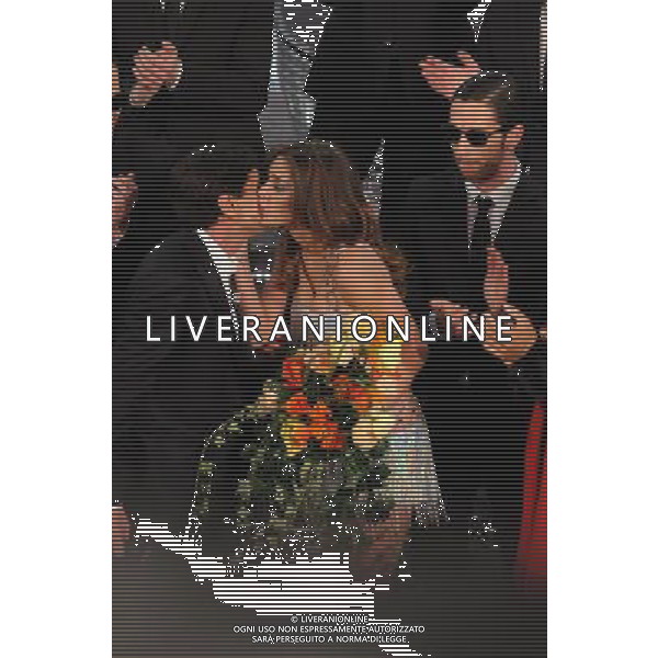 61mo FESTIVAL DELLA CANZONE ITALIANA DI SANREMO 16/02/2011 TERZA SERATA NELLA FOTO BELEN RODRIGUEZ CON GIANNI MORANDI ©GAZZANIGA/AGENZIA ALDO LIVERANI SAS