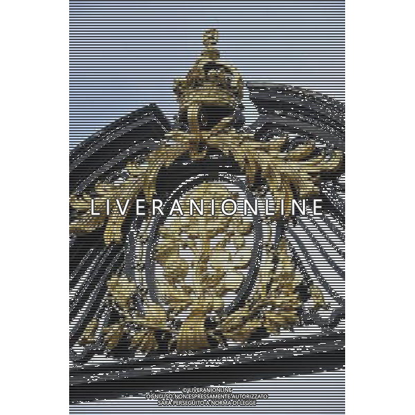 Details of Royal crests near Buckingham Palace in London AG. ALDO LIVERANI SAS ITALY ONLY