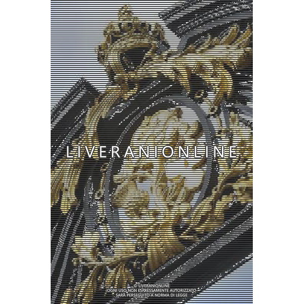 Details of Royal crests near Buckingham Palace in London AG. ALDO LIVERANI SAS ITALY ONLY