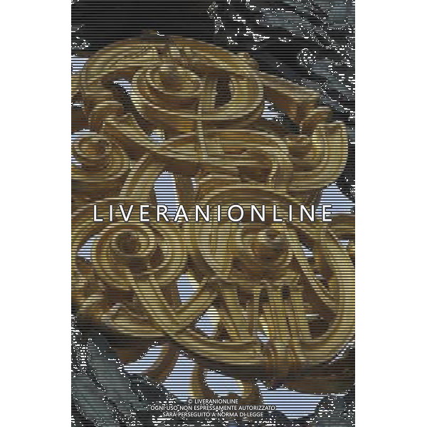 Gildings on the gates of Buckingham Palace in London AG. ALDO LIVERANI SAS ITALY ONLY