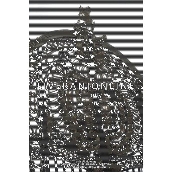 A detail of the Gates close to the front of Buckingham palace in London AG. ALDO LIVERANI SAS ITALY ONLY