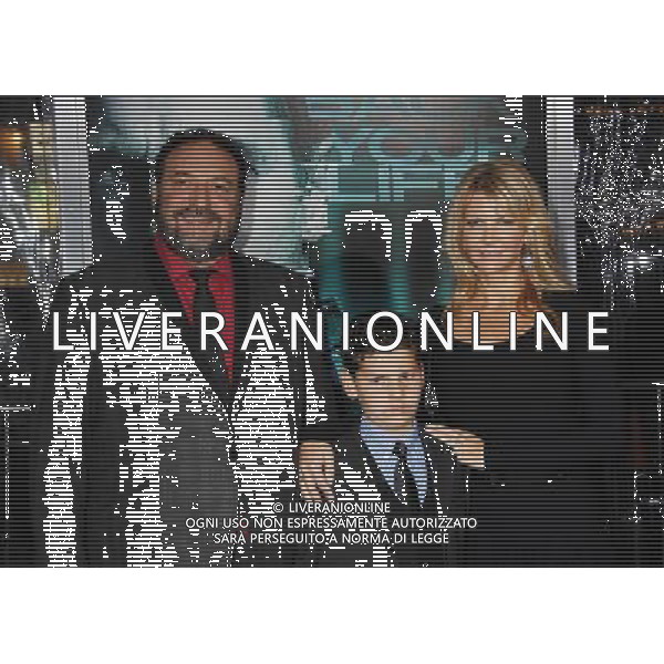 Joel Silver, wife Karyn and son Max Photo by Janet Gough \'Unknown\' Los Angeles Premiere at the Regency Village Theater February 16, 2011 - Westwood, California AG. ALDO LIVERANI SAS ITALY ONLY