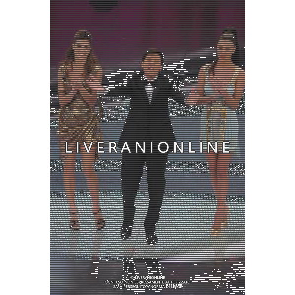 61mo FESTIVAL DELLA CANZONE ITALIANA DI SANREMO 18/02/2011 - QUARTA SERATA NELLA FOTO GIANNI MORANDI CON ELISABETTA CANALIS E BELEN RODRIGUEZ ©GAZZANIGA/AGENZIA ALDO LIVERANI SAS