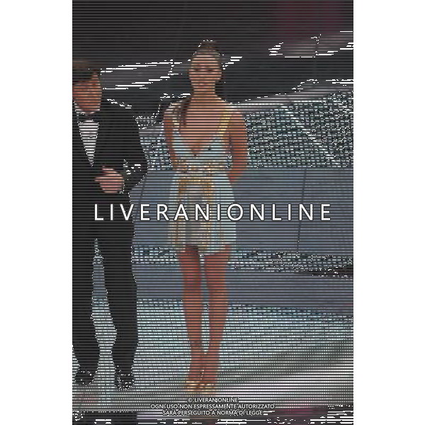 61mo FESTIVAL DELLA CANZONE ITALIANA DI SANREMO 18/02/2011 - QUARTA SERATA NELLA FOTO GIANNI MORANDI CON BELEN RODRIGUEZ ©GAZZANIGA/AGENZIA ALDO LIVERANI SAS