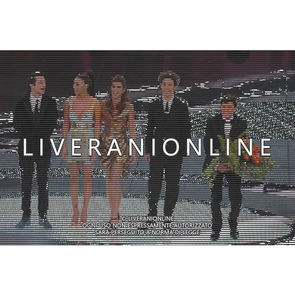 61mo FESTIVAL DELLA CANZONE ITALIANA DI SANREMO 18/02/2011 - QUARTA SERATA NELLA FOTO GIANNI MORANDI CON BELEN RODRIGUEZ, ELISABETTA CANALIS, LUCA BIZZARRI E PAOLO KESSISSOGLU ©GAZZANIGA/AGENZIA ALDO LIVERANI SAS