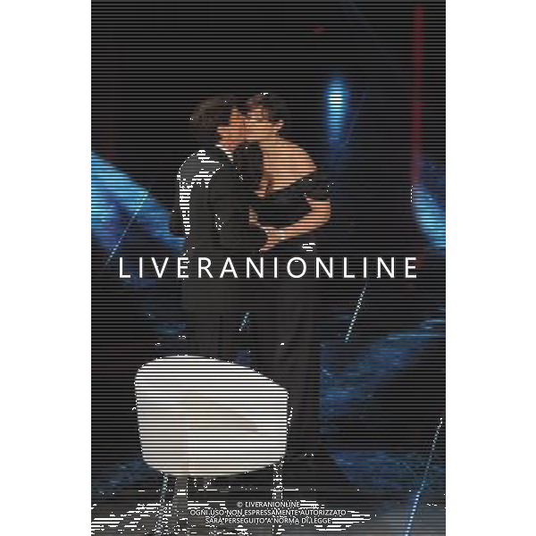 61mo FESTIVAL DELLA CANZONE ITALIANA DI SANREMO 18/02/2011 - QUARTA SERATA NELLA FOTO GIANNI MORANDI CON MONICA BELLUCCI ©GAZZANIGA/AGENZIA ALDO LIVERANI SAS
