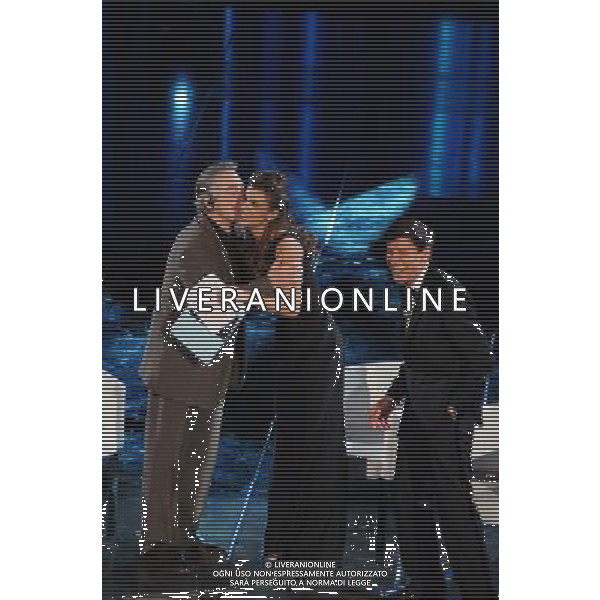 61mo FESTIVAL DELLA CANZONE ITALIANA DI SANREMO 18/02/2011 - QUARTA SERATA NELLA FOTO ROBERT DE NIRO CON ELISABETTA CANALIS E GIANNI MORANDI ©GAZZANIGA/AGENZIA ALDO LIVERANI SAS
