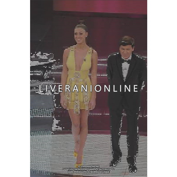 61mo FESTIVAL DELLA CANZONE ITALIANA DI SANREMO 18/02/2011 - QUARTA SERATA NELLA FOTO BELEN RODRIGUEZ CON GIANNI MORANDI ©GAZZANIGA/AGENZIA ALDO LIVERANI SAS