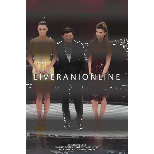 61mo FESTIVAL DELLA CANZONE ITALIANA DI SANREMO 18/02/2011 - QUARTA SERATA NELLA FOTO BELEN RODRIGUEZ CON GIANNI MORANDI E ELISABETTA CANALIS ©GAZZANIGA/AGENZIA ALDO LIVERANI SAS