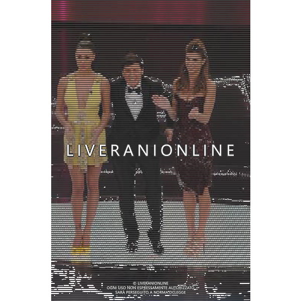 61mo FESTIVAL DELLA CANZONE ITALIANA DI SANREMO 18/02/2011 - QUARTA SERATA NELLA FOTO BELEN RODRIGUEZ CON GIANNI MORANDI E ELISABETTA CANALIS ©GAZZANIGA/AGENZIA ALDO LIVERANI SAS