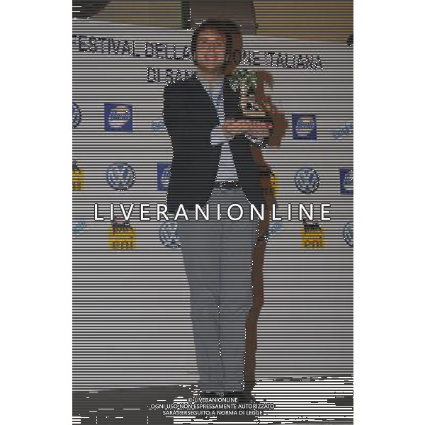 61mo FESTIVAL DELLA CANZONE ITALIANA DI SANREMO 18/02/2011 - QUARTA SERATA NELLA FOTO : IL VINCITORE CATEGORIA GIOVANI RAPHAEL GUALAZZI FOTO GAZZANIGA/ AG. ALDO LIVERANI SAS