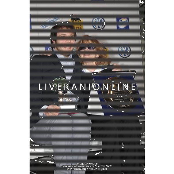 61mo FESTIVAL DELLA CANZONE ITALIANA DI SANREMO 18/02/2011 - QUARTA SERATA NELLA FOTO : IL VINCITORE CATEGORIA GIOVANI RAPHAEL GUALAZZI CON IL SUO PRODUTTORE CATERINA CASELLI FOTO GAZZANIGA/ AG. ALDO LIVERANI SAS