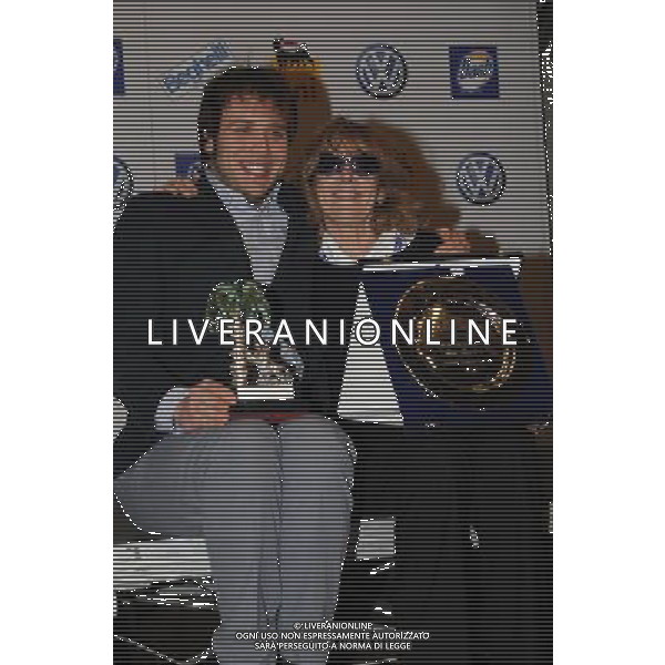 61mo FESTIVAL DELLA CANZONE ITALIANA DI SANREMO 18/02/2011 - QUARTA SERATA NELLA FOTO : IL VINCITORE CATEGORIA GIOVANI RAPHAEL GUALAZZI CON IL SUO PRODUTTORE CATERINA CASELLI FOTO GAZZANIGA/ AG. ALDO LIVERANI SAS