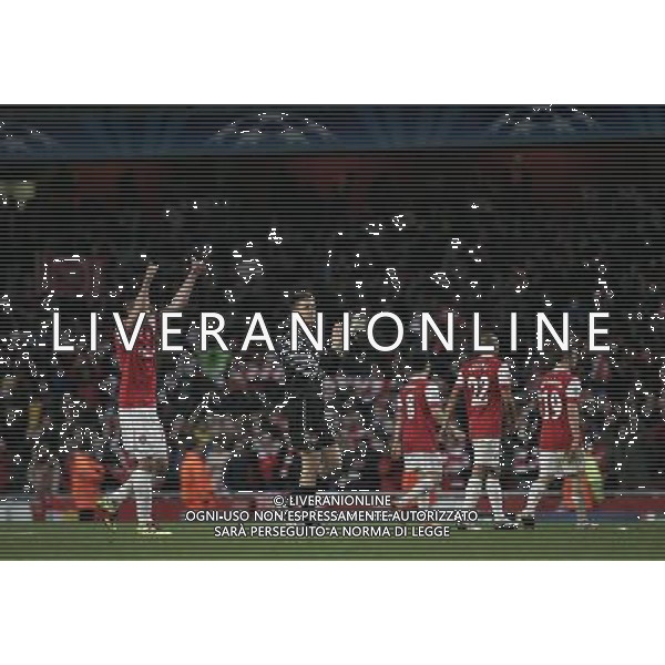 Arsenal\'s Robin Van Persie and Wojciech Szczesny 16.02.2011 - LONDON - UEFA CHAMPIONS LEAGUE MATCH - LEG 1 - ARSENAL V BARCELONA - EMIRATES STADIUM - ARSENAL - LONDON FOTO MICHAL ZEMANEK/NEWSPIX.PL --- Newspix.pl /AG ALDO LIVERANI SAS CALCIO SPORT CHAMPION LEAGUE ARSENAL BARCELONA - ITALY ONLY - *** Local Caption *** .