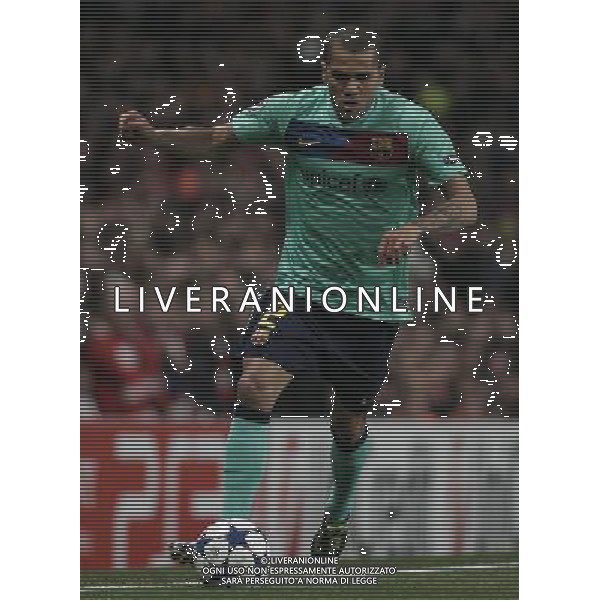 Barcelona\'s Daniel Alves in action during todays match 16.02.2011 - LONDON - UEFA CHAMPIONS LEAGUE MATCH - LEG 1 - ARSENAL V BARCELONA - EMIRATES STADIUM - ARSENAL - LONDON FOTO MICHAL ZEMANEK/NEWSPIX.PL --- Newspix.pl /AG ALDO LIVERANI SAS CALCIO SPORT CHAMPION LEAGUE ARSENAL BARCELONA - ITALY ONLY - *** Local Caption *** .