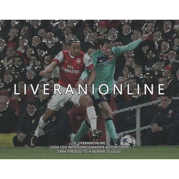Arsenal\'s Theo Walcott battles with Barcelona\'s Maxwell Andrade 16.02.2011 - LONDON - UEFA CHAMPIONS LEAGUE MATCH - LEG 1 - ARSENAL V BARCELONA - EMIRATES STADIUM - ARSENAL - LONDON FOTO MICHAL ZEMANEK/NEWSPIX.PL --- Newspix.pl /AG ALDO LIVERANI SAS CALCIO SPORT CHAMPION LEAGUE ARSENAL BARCELONA - ITALY ONLY - *** Local Caption *** .