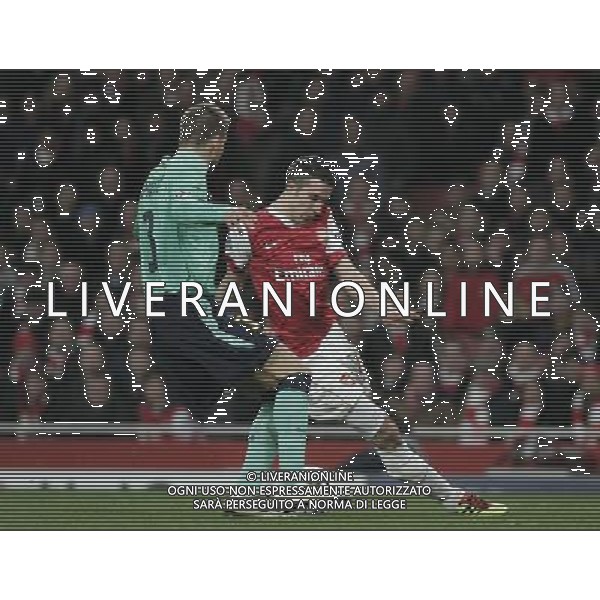 Arsenal\'s Robin Van Persie dribbles Barcelona\'s Gerard Pique 16.02.2011 - LONDON - UEFA CHAMPIONS LEAGUE MATCH - LEG 1 - ARSENAL V BARCELONA - EMIRATES STADIUM - ARSENAL - LONDON FOTO MICHAL ZEMANEK/NEWSPIX.PL --- Newspix.pl /AG ALDO LIVERANI SAS CALCIO SPORT CHAMPION LEAGUE ARSENAL BARCELONA - ITALY ONLY - *** Local Caption *** .
