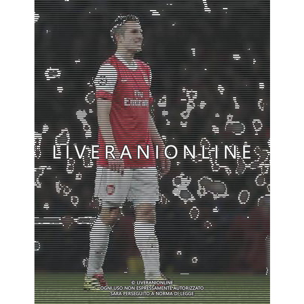Arsenal\'s Robin Van Persie 16.02.2011 - LONDON - UEFA CHAMPIONS LEAGUE MATCH - LEG 1 - ARSENAL V BARCELONA - EMIRATES STADIUM - ARSENAL - LONDON FOTO MICHAL ZEMANEK/NEWSPIX.PL --- Newspix.pl /AG ALDO LIVERANI SAS CALCIO SPORT CHAMPION LEAGUE ARSENAL BARCELONA - ITALY ONLY - *** Local Caption *** .