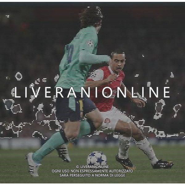 Arsenal\'s Theo Walcott dribbles Barcelona\'s Maxwell Andrade 16.02.2011 - LONDON - UEFA CHAMPIONS LEAGUE MATCH - LEG 1 - ARSENAL V BARCELONA - EMIRATES STADIUM - ARSENAL - LONDON FOTO MICHAL ZEMANEK/NEWSPIX.PL --- Newspix.pl /AG ALDO LIVERANI SAS CALCIO SPORT CHAMPION LEAGUE ARSENAL BARCELONA - ITALY ONLY - *** Local Caption *** .