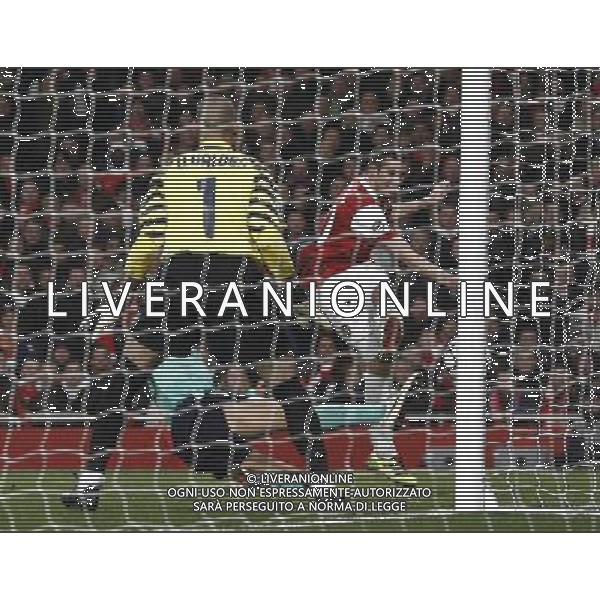 Arsenal\'s Robin Van Persie scores his sides first goal 16.02.2011 - LONDON - UEFA CHAMPIONS LEAGUE MATCH - LEG 1 - ARSENAL V BARCELONA - EMIRATES STADIUM - ARSENAL - LONDON FOTO MICHAL ZEMANEK/NEWSPIX.PL --- Newspix.pl /AG ALDO LIVERANI SAS CALCIO SPORT CHAMPION LEAGUE ARSENAL BARCELONA - ITALY ONLY - *** Local Caption *** .