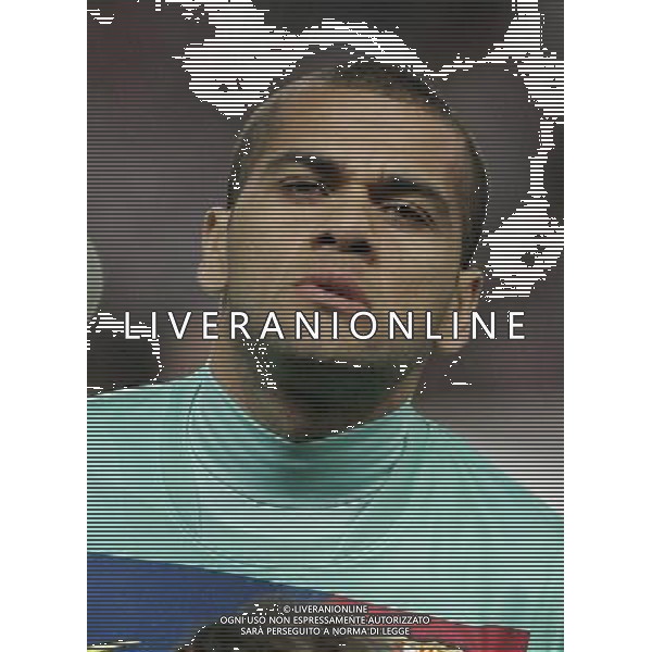 Barcelona\'s Daniel Alves 16.02.2011 - LONDON - UEFA CHAMPIONS LEAGUE MATCH - LEG 1 - ARSENAL V BARCELONA - EMIRATES STADIUM - ARSENAL - LONDON FOTO MICHAL ZEMANEK/NEWSPIX.PL --- Newspix.pl /AG ALDO LIVERANI SAS CALCIO SPORT CHAMPION LEAGUE ARSENAL BARCELONA - ITALY ONLY - *** Local Caption *** .