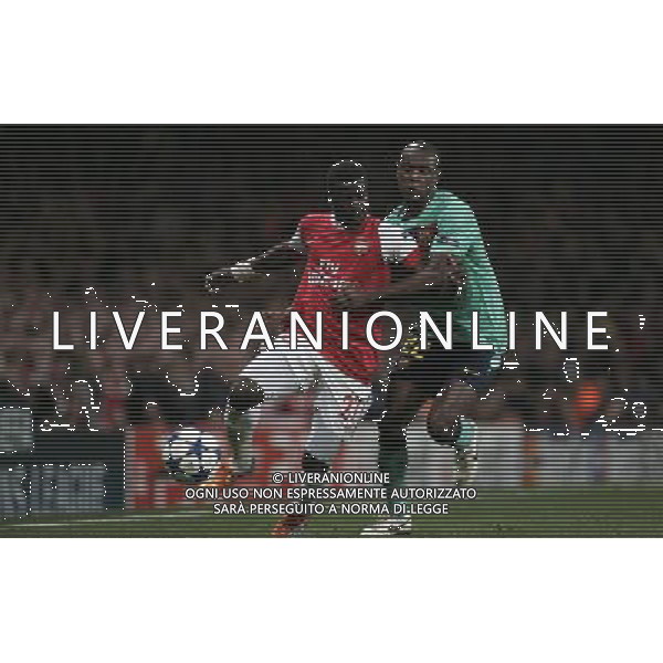 Arsenal\'s Emmanuel Eboue holds Barcelona\'s Éric Abidal 16.02.2011 - LONDON - UEFA CHAMPIONS LEAGUE MATCH - LEG 1 - ARSENAL V BARCELONA - EMIRATES STADIUM - ARSENAL - LONDON FOTO MICHAL ZEMANEK/NEWSPIX.PL --- Newspix.pl /AG ALDO LIVERANI SAS CALCIO SPORT CHAMPION LEAGUE ARSENAL BARCELONA - ITALY ONLY - *** Local Caption *** .