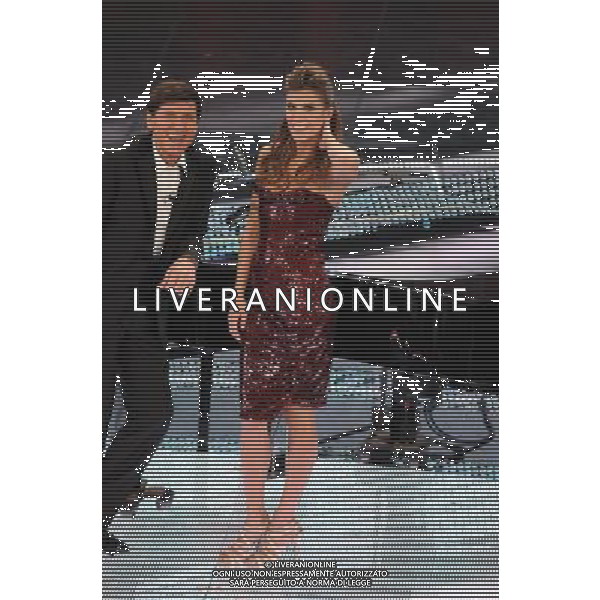 61mo FESTIVAL DELLA CANZONE ITALIANA DI SANREMO 18/02/2011 - QUARTA SERATA NELLA FOTO GIANNI MORANDI CON ELISABETTA CANALIS ©GAZZANIGA/AGENZIA ALDO LIVERANI SAS