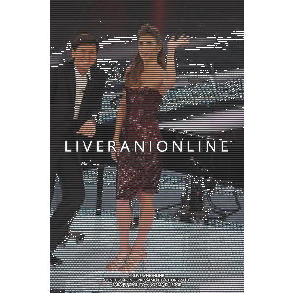 61mo FESTIVAL DELLA CANZONE ITALIANA DI SANREMO 18/02/2011 - QUARTA SERATA NELLA FOTO GIANNI MORANDI CON ELISABETTA CANALIS ©GAZZANIGA/AGENZIA ALDO LIVERANI SAS