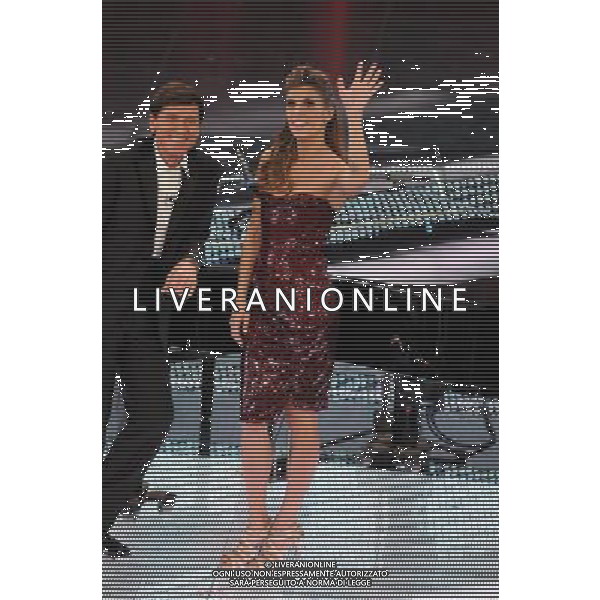 61mo FESTIVAL DELLA CANZONE ITALIANA DI SANREMO 18/02/2011 - QUARTA SERATA NELLA FOTO GIANNI MORANDI CON ELISABETTA CANALIS ©GAZZANIGA/AGENZIA ALDO LIVERANI SAS