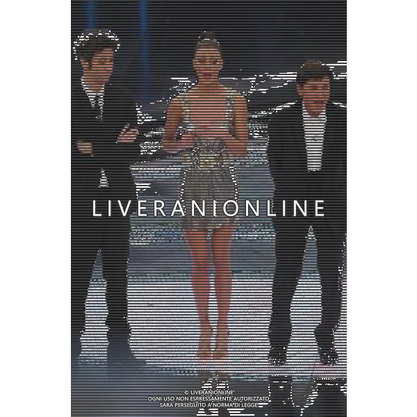 61mo FESTIVAL DELLA CANZONE ITALIANA DI SANREMO 18/02/2011 - QUARTA SERATA NELLA FOTO GIANNI MORANDI CON BELEN RODRIGUEZ E PAOLO KESSISSOGLU ©GAZZANIGA/AGENZIA ALDO LIVERANI SAS