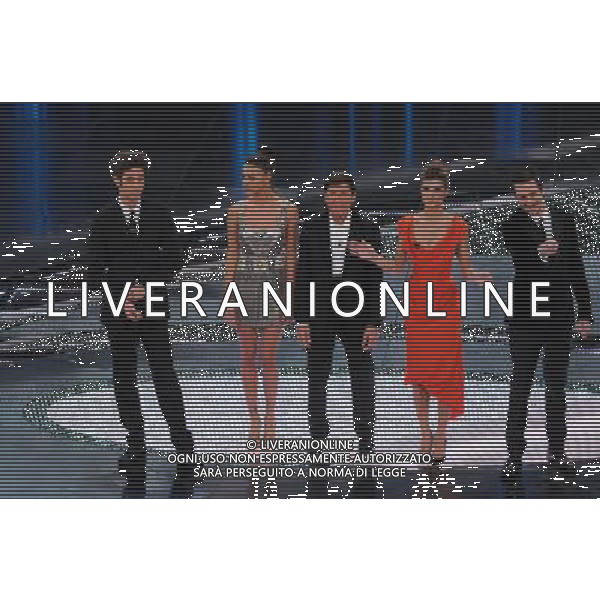 61mo FESTIVAL DELLA CANZONE ITALIANA DI SANREMO 18/02/2011 - QUARTA SERATA NELLA FOTO GIANNI MORANDI CON BELEN RODRIGUEZ, ELISABETTA CANALIS, LUCA BIZZARRI E PAOLO KESSISSOGLU ©GAZZANIGA/AGENZIA ALDO LIVERANI SAS