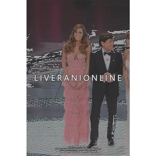 61mo FESTIVAL DELLA CANZONE ITALIANA DI SANREMO 19/02/2011 - QUINTA ED ULTIMA SERATA NELLA FOTO GIANNI MORANDI CON BELEN RODRIGUEZ ©GAZZANIGA/AGENZIA ALDO LIVERANI SAS