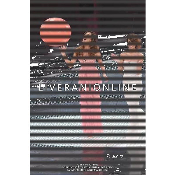 61mo FESTIVAL DELLA CANZONE ITALIANA DI SANREMO 19/02/2011 - QUINTA ED ULTIMA SERATA NELLA FOTO BELEN RODRIGUEZ CON ELISABETTA CANALIS ©GAZZANIGA/AGENZIA ALDO LIVERANI SAS