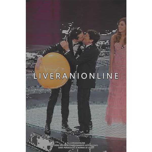 61mo FESTIVAL DELLA CANZONE ITALIANA DI SANREMO 19/02/2011 - QUINTA ED ULTIMA SERATA NELLA FOTO BACIO TRA LUCA BIZZARRI E GIANNI MORANDI ©GAZZANIGA/AGENZIA ALDO LIVERANI SAS