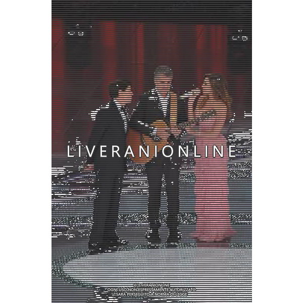 61mo FESTIVAL DELLA CANZONE ITALIANA DI SANREMO 19/02/2011 - QUINTA ED ULTIMA SERATA NELLA FOTO GIANNI MORANDI CON BELEN RODRIGUEZ CHE CANTA ACCOMPAGNATA DAL PADRE GUSTAVO ALLA CHITARRA ©GAZZANIGA/AGENZIA ALDO LIVERANI SAS