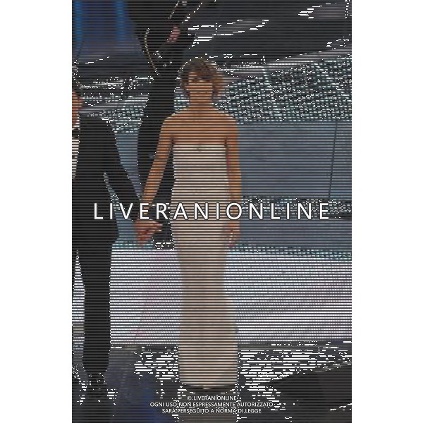 61mo FESTIVAL DELLA CANZONE ITALIANA DI SANREMO 19/02/2011 - QUINTA ED ULTIMA SERATA NELLA FOTO GIANNI MORANDI CON ELISABETTA CANALIS ©GAZZANIGA/AGENZIA ALDO LIVERANI SAS