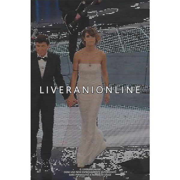 61mo FESTIVAL DELLA CANZONE ITALIANA DI SANREMO 19/02/2011 - QUINTA ED ULTIMA SERATA NELLA FOTO GIANNI MORANDI CON ELISABETTA CANALIS ©GAZZANIGA/AGENZIA ALDO LIVERANI SAS
