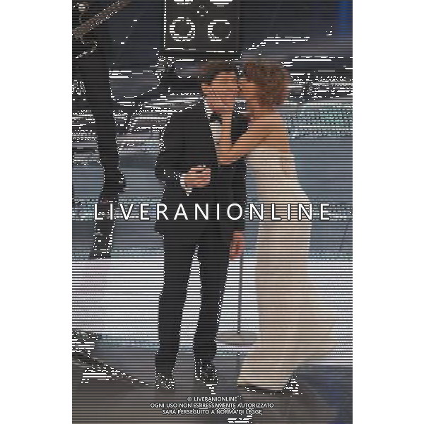 61mo FESTIVAL DELLA CANZONE ITALIANA DI SANREMO 19/02/2011 - QUINTA ED ULTIMA SERATA NELLA FOTO GIANNI MORANDI CON ELISABETTA CANALIS ©GAZZANIGA/AGENZIA ALDO LIVERANI SAS