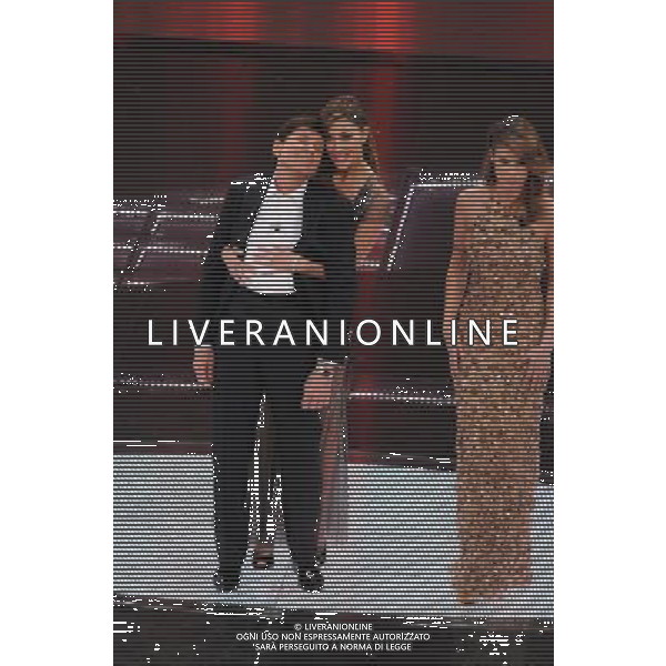 61mo FESTIVAL DELLA CANZONE ITALIANA DI SANREMO 19/02/2011 - QUINTA ED ULTIMA SERATA NELLA FOTO GIANNI MORANDI CON BELEN RODRIGUEZ E ELISABETTA CANALIS ©GAZZANIGA/AGENZIA ALDO LIVERANI SAS