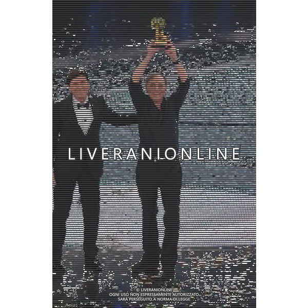 61mo FESTIVAL DELLA CANZONE ITALIANA DI SANREMO 19/02/2011 - QUINTA ED ULTIMA SERATA NELLA FOTO GIANNI MORANDI CON ROBERTO VECCHIONI VINCITORE ©GAZZANIGA/AGENZIA ALDO LIVERANI SAS