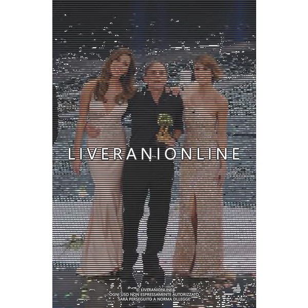 61mo FESTIVAL DELLA CANZONE ITALIANA DI SANREMO 19/02/2011 - QUINTA ED ULTIMA SERATA NELLA FOTO BELEN RODRIGUEZ E ELISABETTA CANALIS CON ROBERTO VECCHIONI VINCITORE ©GAZZANIGA/AGENZIA ALDO LIVERANI SAS